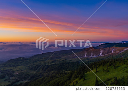 (群馬縣)黎明時分,從澀谷望去,白根山冒著濃煙 (群馬縣)黎明時分,從澀谷望去,白根山冒著濃煙 128785633