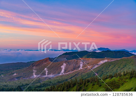 （群馬縣）黎明時分，從澀谷望去，白根山冒著濃煙 128785636