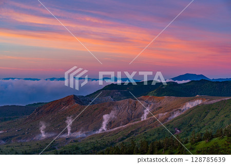 (Gunma Prefecture) Mt. Shirane, smoking as seen from Shibu Pass at dawn (Gunma Prefecture) Mt. Shirane, smoking as seen from Shibu Pass at dawn 128785639