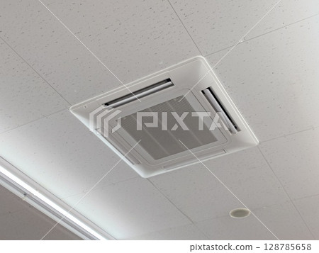 商用空調運轉中 商用空調運轉中 128785658
