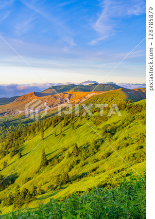 (群馬縣)從澀嶺眺望,沐浴在晨曦中的吉平山和煙霧繚繞的白根山 (群馬縣)從澀嶺眺望,沐浴在晨曦中的吉平山和煙霧繚繞的白根山 128785879