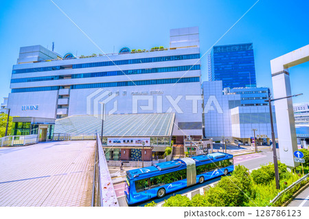 7月的日本橫濱市容。橫濱車站東口（中）和列車出發地橫濱灣畔藍色酒店（23日）的景色 128786123