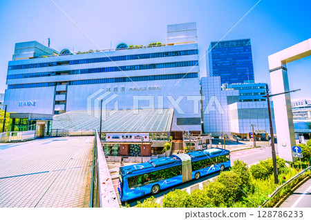7月的日本橫濱市容。橫濱車站東口（中）和列車出發地橫濱灣畔藍色酒店（23日）的景色 128786233
