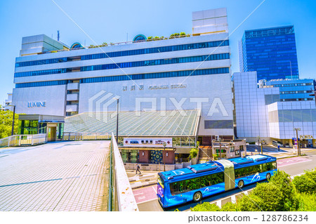 7月的日本橫濱市容。橫濱車站東口（中）和列車出發地橫濱灣畔藍色酒店（23日）的景色 128786234
