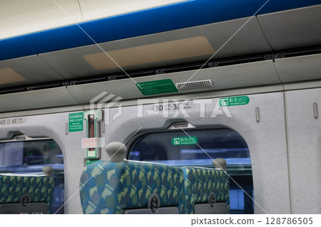 緊急出口 128786505