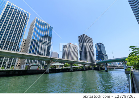 Early summer scenery along the Dojima River in Osaka (Kita-ku, Osaka City, Osaka Prefecture) Early summer scenery along the Dojima River in Osaka (Kita-ku, Osaka City, Osaka Prefecture) 128787265