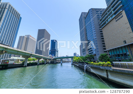 Early summer scenery along the Dojima River in Osaka (Kita-ku, Osaka City, Osaka Prefecture) 128787290