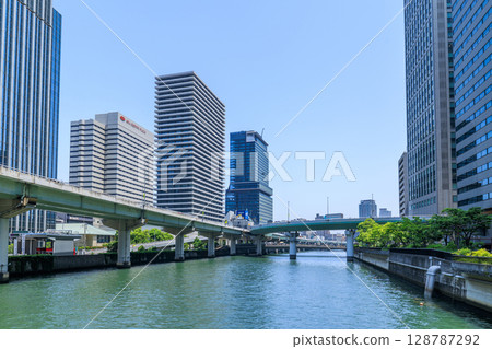 Early summer scenery along the Dojima River in Osaka (Kita-ku, Osaka City, Osaka Prefecture) 128787292