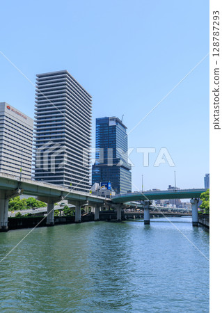 Early summer scenery along the Dojima River in Osaka (Kita-ku, Osaka City, Osaka Prefecture) 128787293