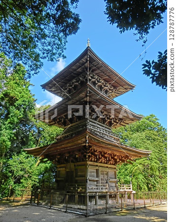 Honzanji Temple, a Tendai sect temple in Misaki-cho, Okayama Prefecture: The largest three-story pagoda in Okayama Prefecture 128787776