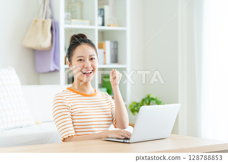 在家使用計算機的一個少婦 在家使用計算機的一個少婦 128788853