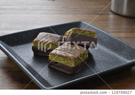 Mini Rich Uji Matcha Brownie Mini Rich Uji Matcha Brownie 128789027