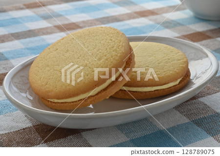 Beard Papa Galette Sandwich - Pie Cream Puff Flavor Beard Papa Galette Sandwich - Pie Cream Puff Flavor 128789075