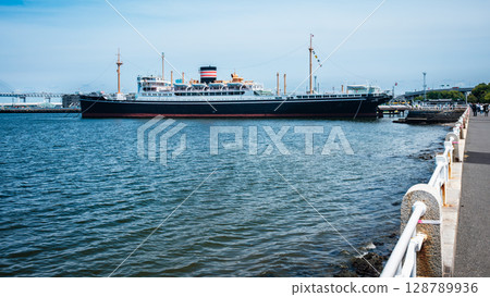 Yamashita Park and the Queen of the Pacific 128789936