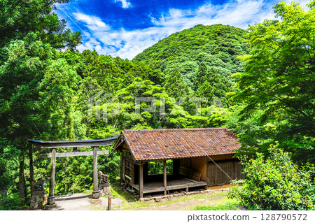 【世界遺產 石見銀山遺址及其文化景觀】從島根縣大田市佐日葉山神社境內眺望的初夏景色 【世界遺產 石見銀山遺址及其文化景觀】從島根縣大田市佐日葉山神社境內眺望的初夏景色 128790572