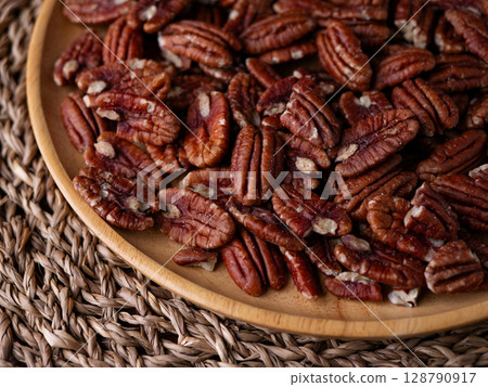 raw organic pecan nuts pattern background. 128790917