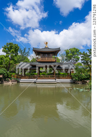 中式庭園中的涼亭 128791298