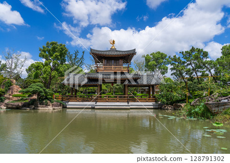 中式庭園中的涼亭 中式庭園中的涼亭 128791302