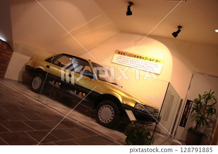 覆蓋著金澤著名金箔的金色汽車，馬自達 Capella（汽車收藏於石川縣日本汽車博物館） 128791885