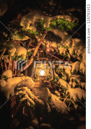 雪夜燈籠的溫暖 128791913