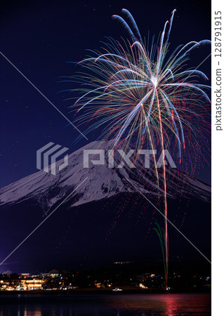 河口湖冬夜夜空中的富士山與煙火 128791915