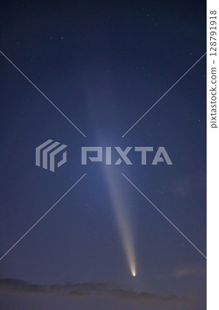 Comet Shikinzan Atlas racing through the starry sky 128791918