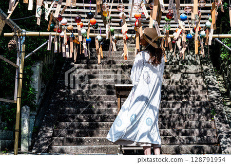 女人、風鈴和樓梯 128791954