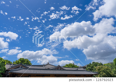 古建築屋頂上的藍天白雲 128792023