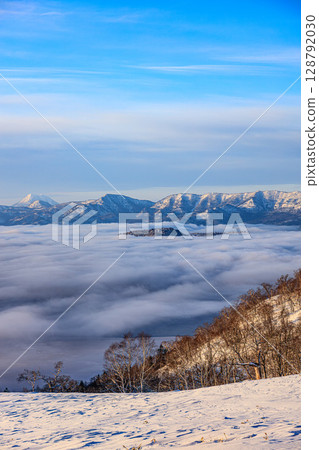 屈斜路湖的冬日風景，雲海環繞 128792030