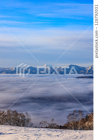 Lake Kussharo, Hokkaido: Winter silence and sea of clouds Lake Kussharo, Hokkaido: Winter silence and sea of clouds 128792031