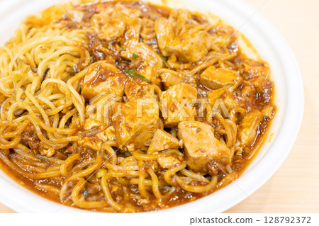 美味的麻婆豆腐炒麵 128792372