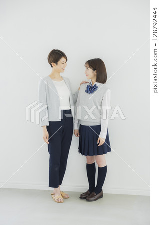 學校的女生和老師 學校的女生和老師 128792443