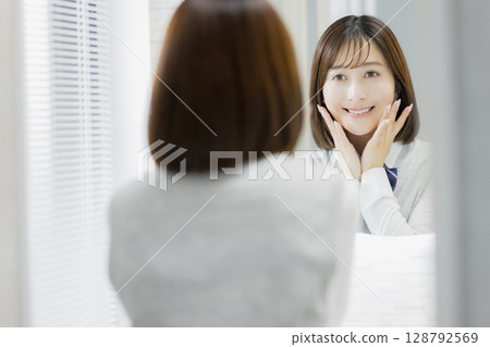 High school girl looking at a mirror 128792569