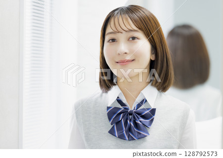 High school girl looking at a mirror 128792573