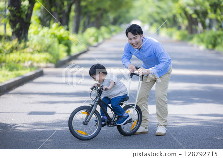 父母和孩子練習騎自行車 128792715