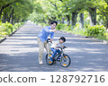 父母和孩子練習騎自行車 128792716