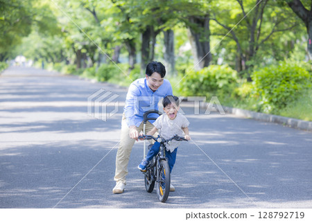父母和孩子練習騎自行車 128792719