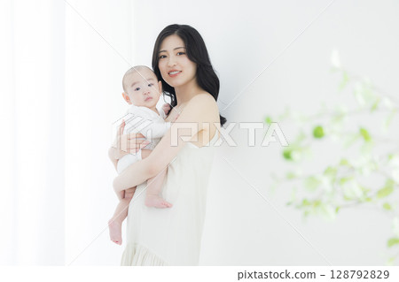 抱著嬰兒的女人 128792829
