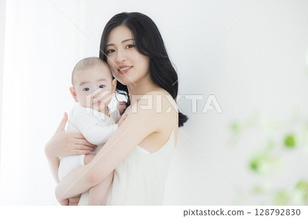 抱著嬰兒的女人 128792830