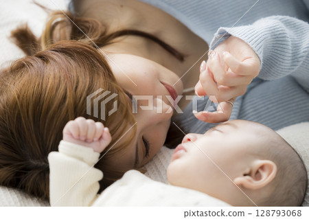 Mama sleeping baby 128793068