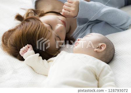 媽媽睡覺的寶貝 媽媽睡覺的寶貝 128793072