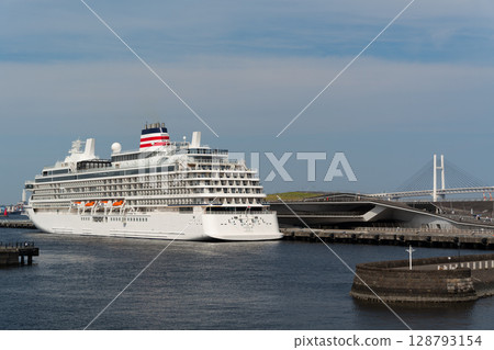 Yokohama Port on a sunny day: Asuka III, Osanbashi International Passenger Terminal, and Yokohama Bay Bridge 128793154