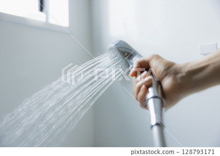 女人的手拿著淋浴噴頭 128793171