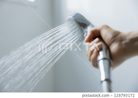 女人的手拿著淋浴噴頭 128793172