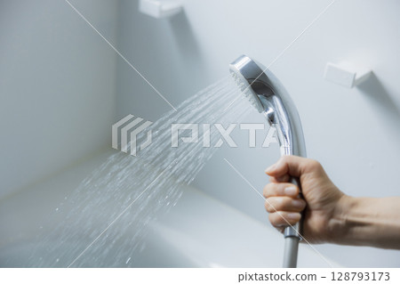 女人的手拿著淋浴噴頭 128793173