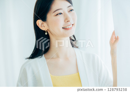 看著窗外的一名年輕女子 128793238