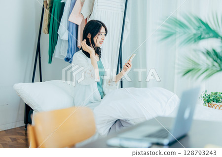 A woman who overslept 128793243