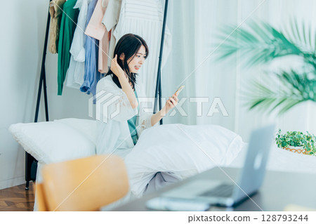 A woman who overslept 128793244