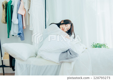 床上女人醒來 128793273