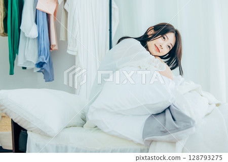 床上女人醒來 128793275